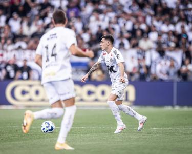 Escobar foi titular pelo Santos no clássico contra o Corinthians