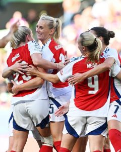 Jogadoras do Arsenal celebram gol do título contra o Barcelona