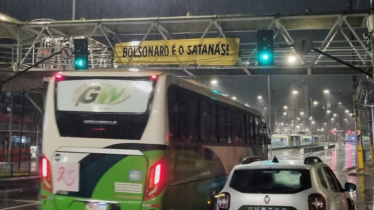 ‘Vou festejar sua prisão’: grupo de esquerda espalha faixas por BH contra visita de Bolsonaro