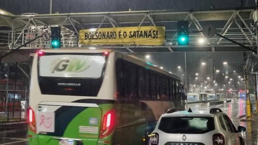 Grupo de esquerda espalhou faixas contra visita do ex-presidente Bolsonaro em BH