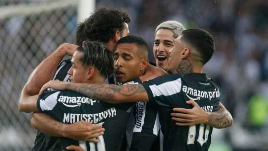 Grupo do Botafogo celebrando a vitória sobre o Bahia, no Nilton Santos