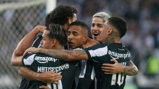 Grupo do Botafogo celebrando a vitória sobre o Bahia, no Nilton Santos