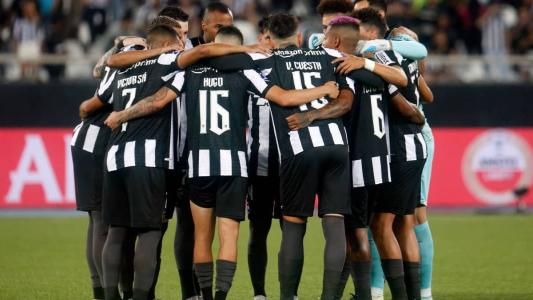 Grupo do Botafogo no Estádio Nilton Santos, onde está invicto neste Brasileirão