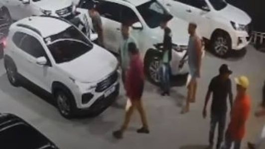 Grupo levou carros de luxo de uma concessionária