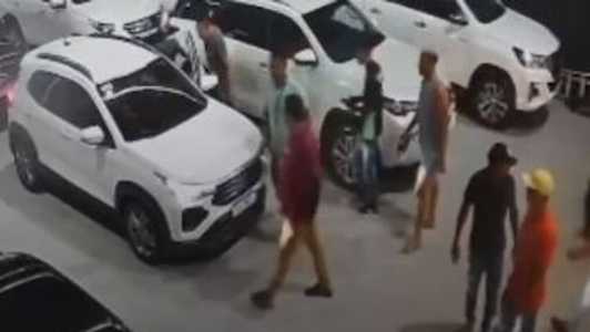 Grupo levou carros de luxo de uma concessionária