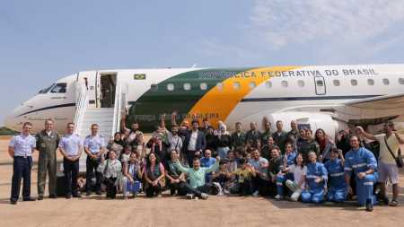Grupo partiu da base aérea em Brasília e desembarcou em Guarulhos nesta quarta-feira
