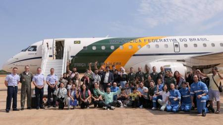Grupo partiu da base aérea em Brasília e desembarcou em Guarulhos nesta quarta-feira