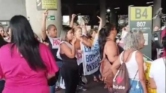 Grupo protesta dentro da Estação São Gabriel, em BH