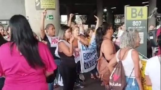 Grupo protesta dentro da Estação São Gabriel, em BH