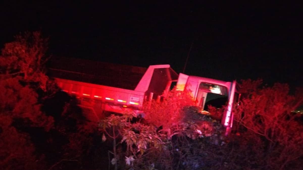 PM prende vinte por mineração ilegal na Serra da Piedade com caminhões e retroescavadeira