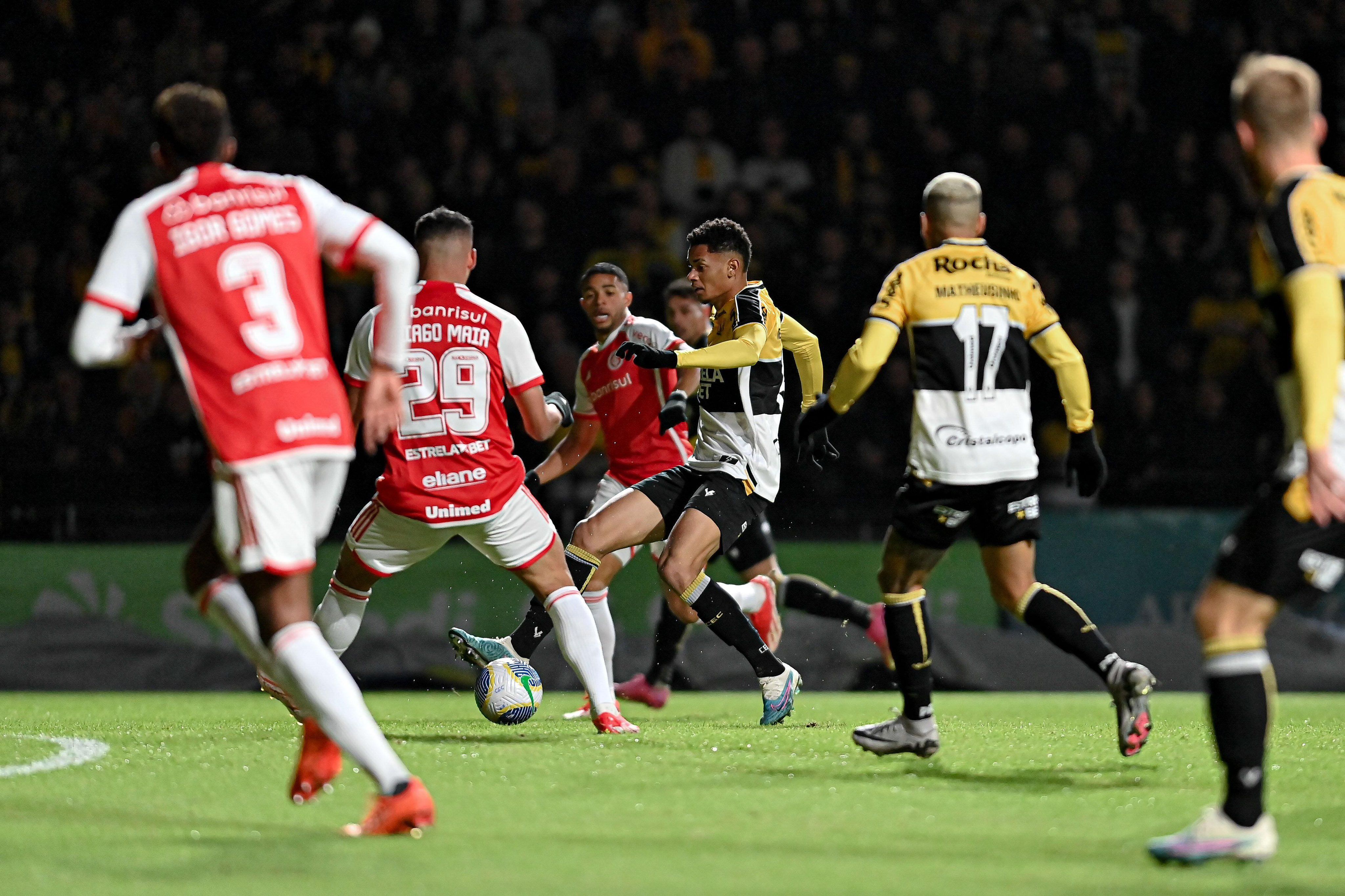 Inter sai na frente, mas sofre gol no fim e só empata com o Criciúma pelo Brasileiro
