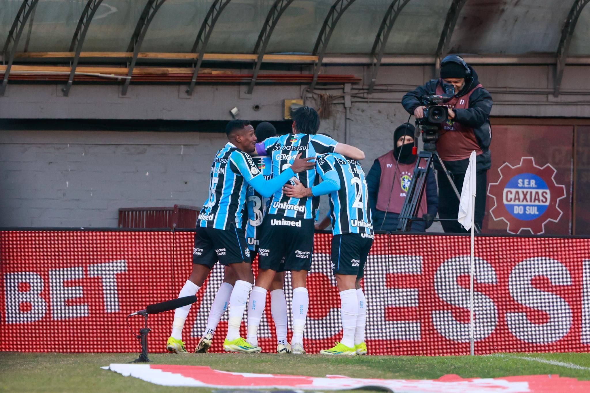 Grêmio vence, inicia reação no Brasileirão e afunda Fluminense no Z4
