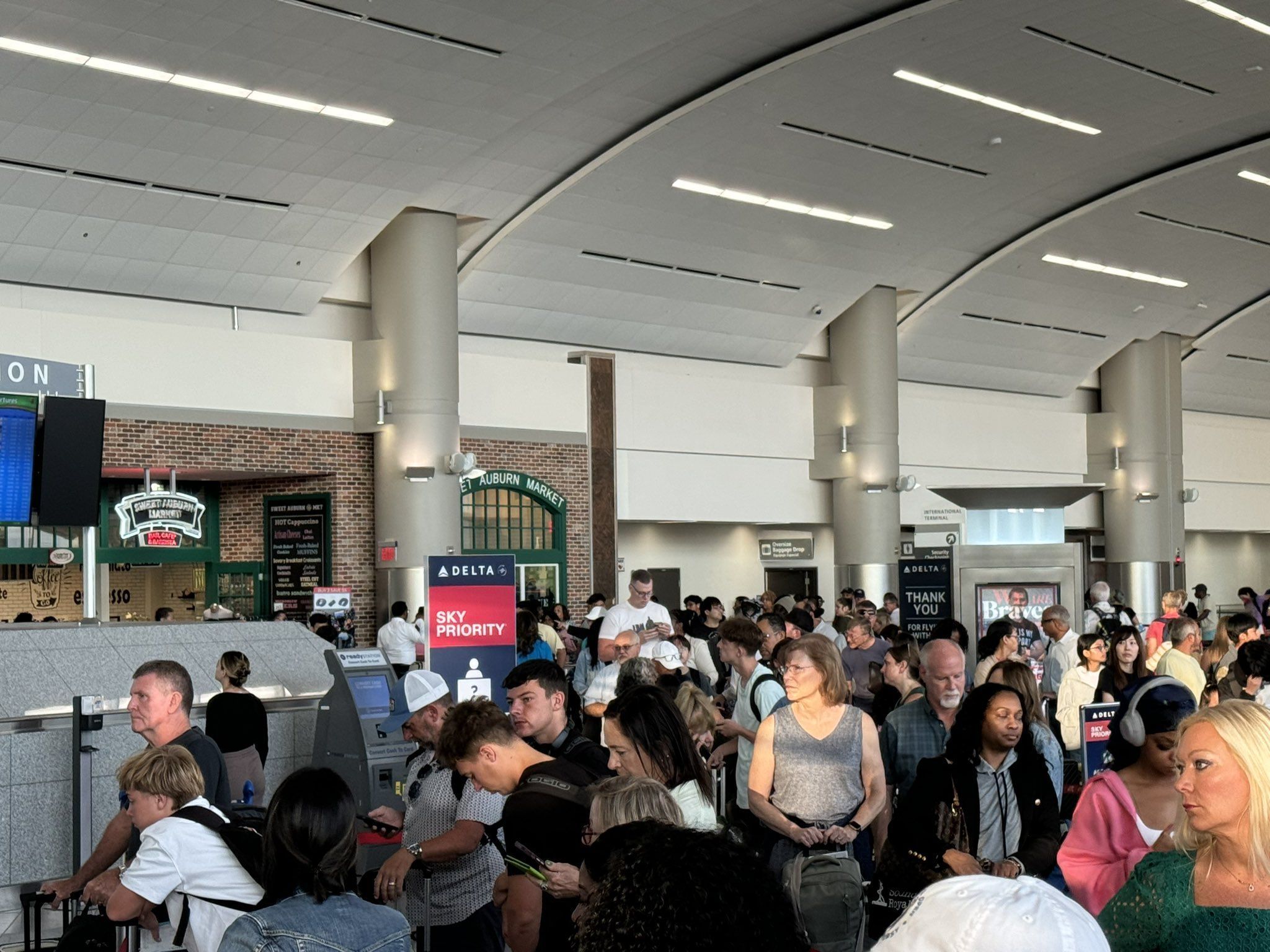 Aeroporto mais movimentado do mundo deve receber 300 mil passageiros após apagão