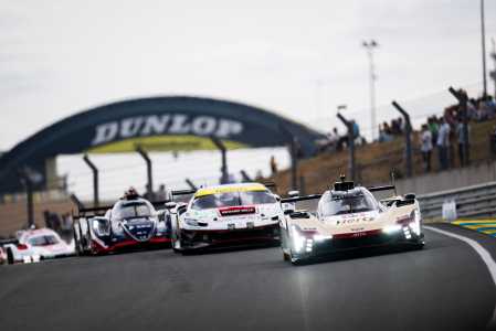 Carros em no Circuito de La Sarthe, em Le Mans, na França