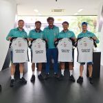 Hugo Souza distribui camisas do Corinthians a colegas de Seleção Brasileira