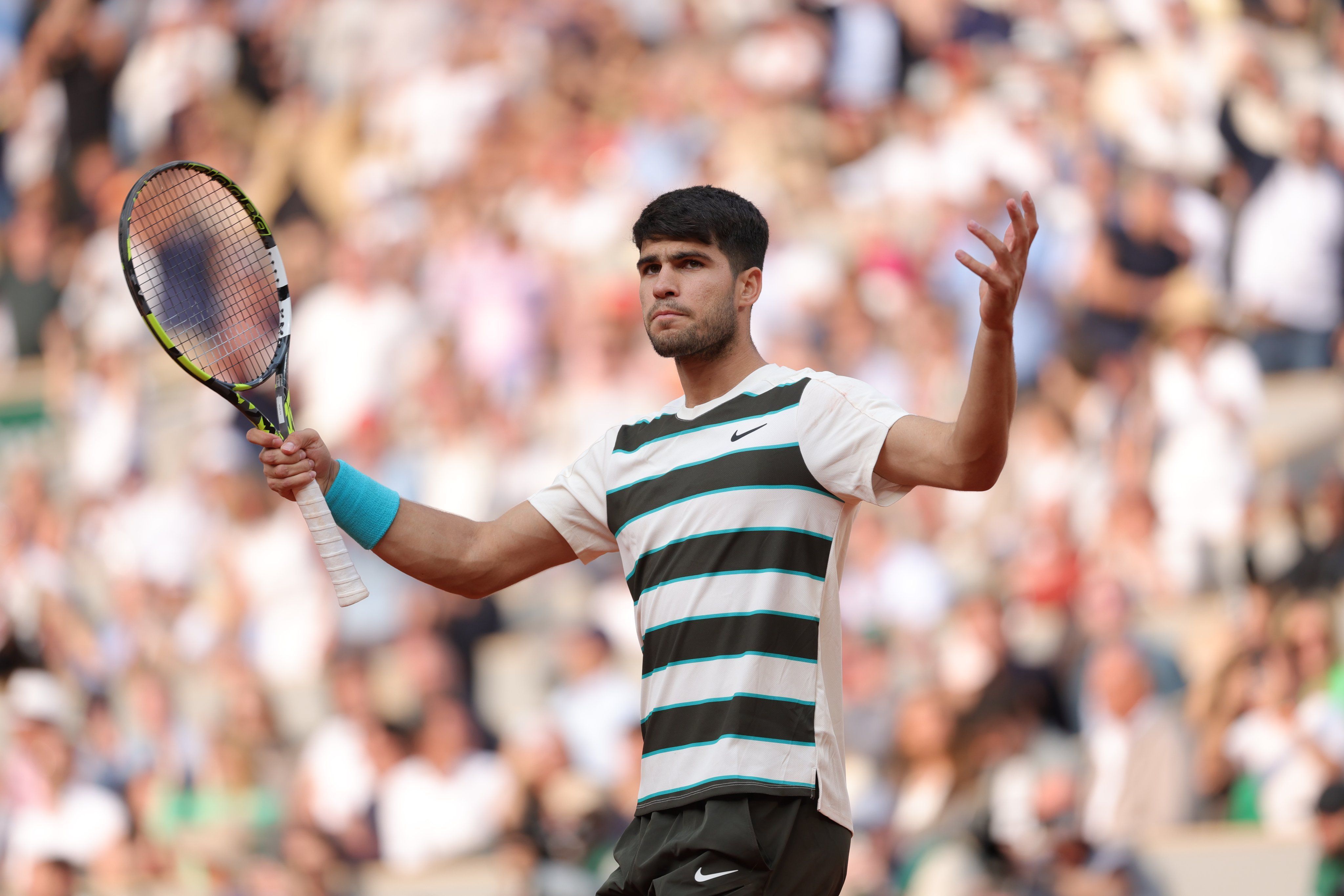 Em jogo eletrizante, Alcaraz bate Sinner de virada e é bicampeão de Roland Garros