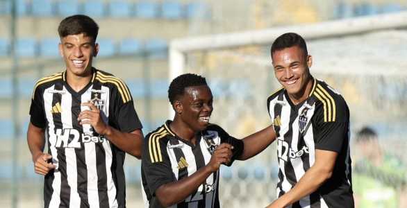 Jogadores do Atlético comemoram gol no Brasileirão Sub-20