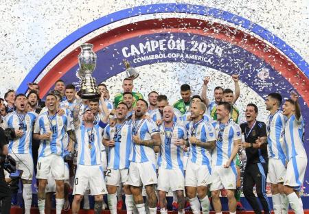 Argentina levanta a taça de campeã da Copa América 2024