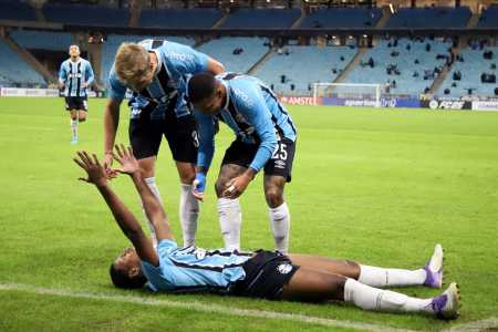 Riquelme celebra gol na Arena do Grêmio