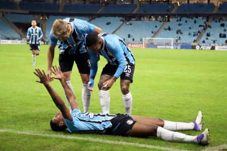 Riquelme celebra gol na Arena do Grêmio
