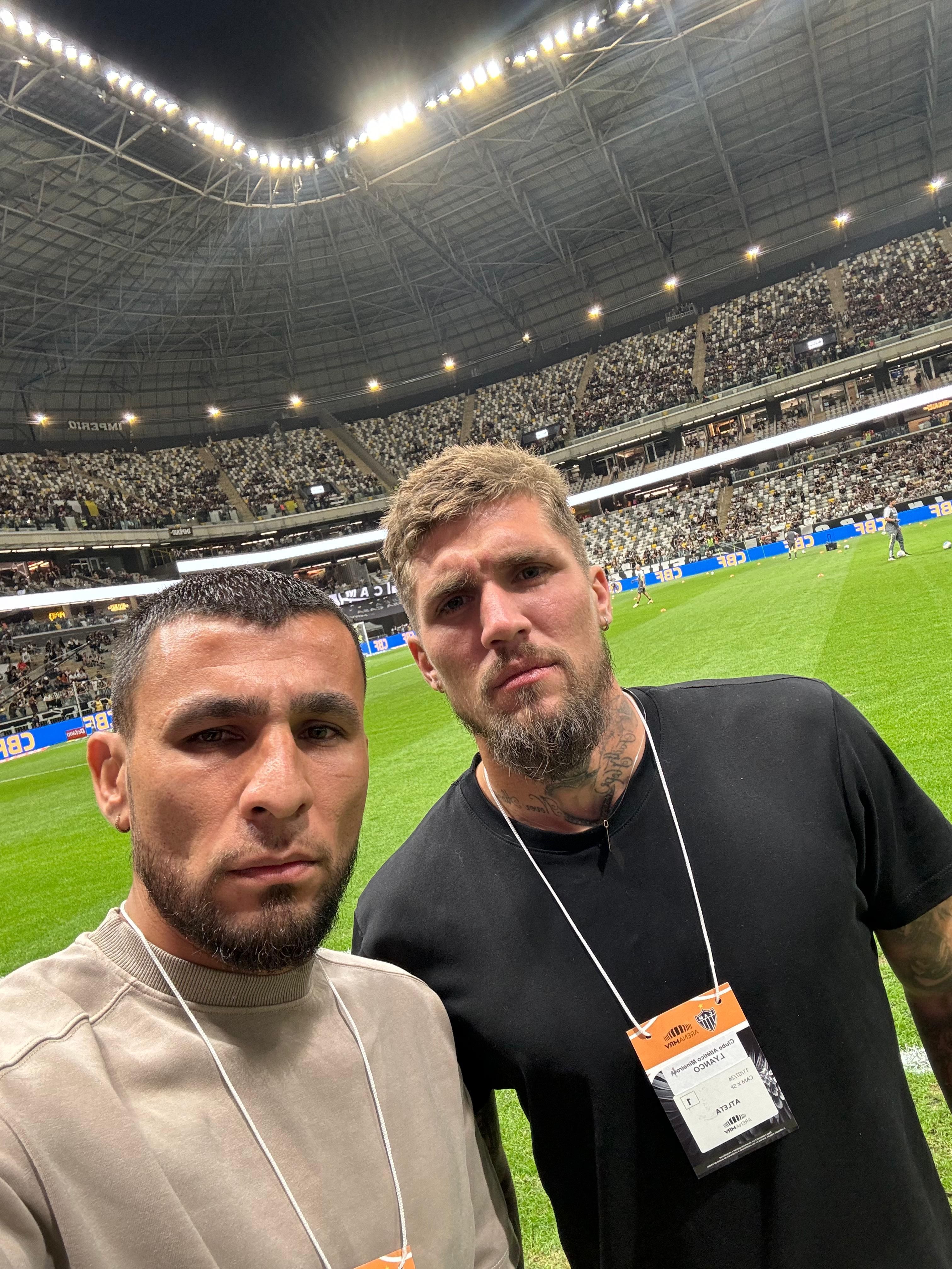 Reforços do Atlético vão à Arena MRV e posam 'sem risadinha'