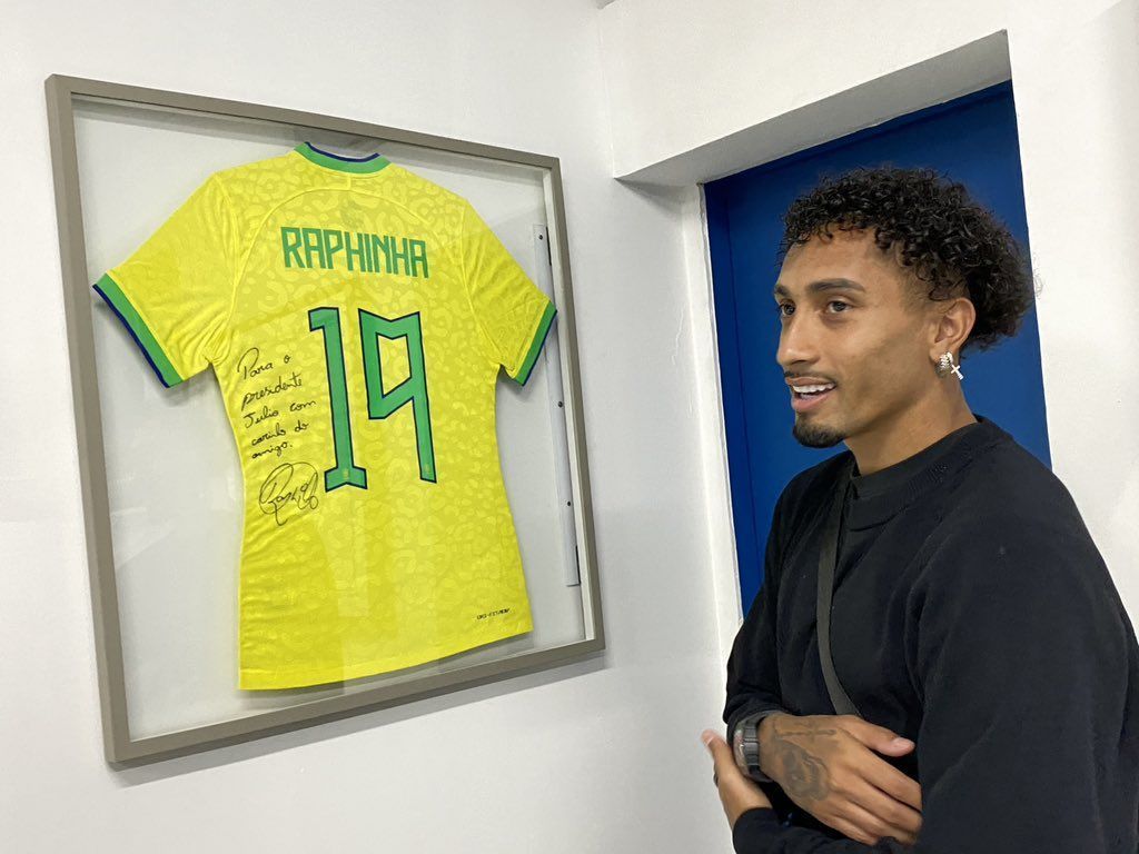 Raphinha, da Seleção Brasileira, visita instalações de clube da Série B