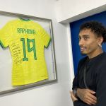 Raphinha, da Seleção Brasileira, visita instalações de clube da Série B
