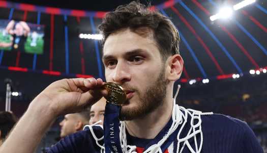 Khvicha Kvaratskhelia, meio-campista do PSG, beija a medalha da Champions League
