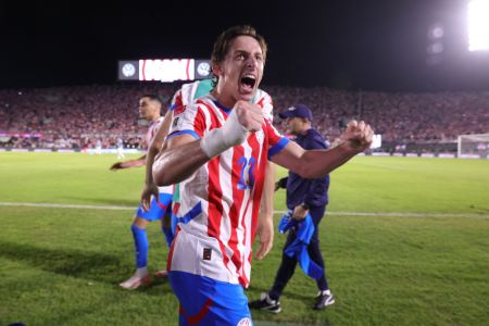 Matías Galarza comemorando gol pelo Paraguai