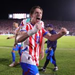 Com gol de ex-Vasco, Paraguai vence Uruguai e ultrapassa Brasil nas Eliminatórias