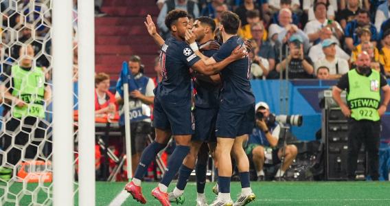 Jogadores do PSG comemoram gol na Allianz Arena, em Munique