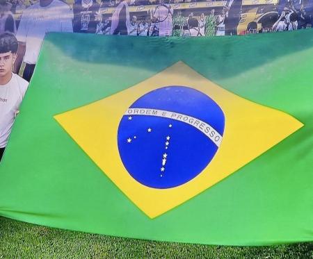 Erro na bandeira do Brasil em jogo contra Equador viralizou nas redes sociais