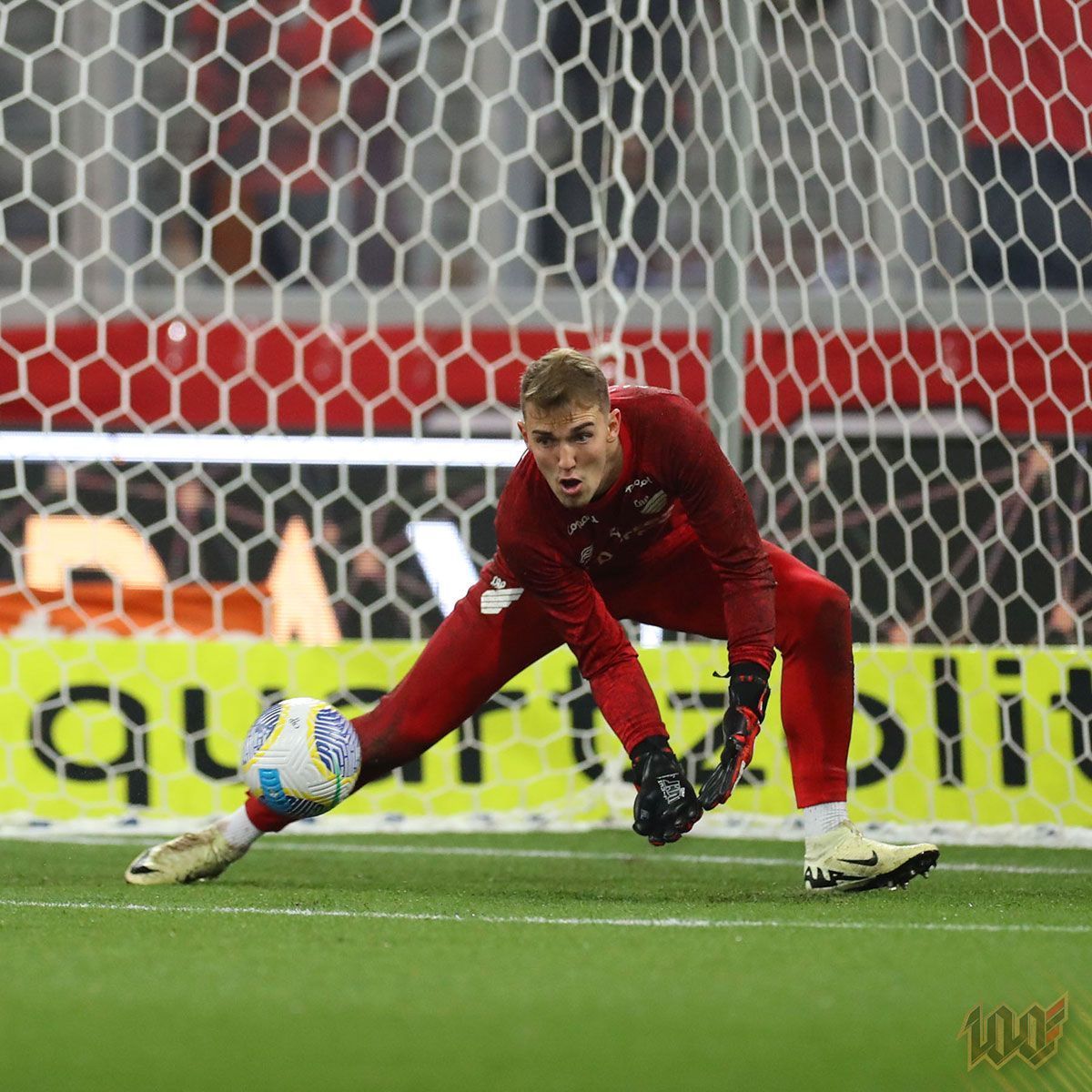 Goleiro do Athletico rebate críticas de Renato, do Grêmio, ao gramado da Arena