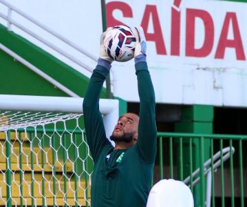 Goleiro da Chapecoense preocupa para o duelo com o Goiás