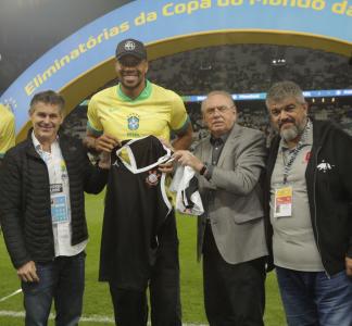 Antetokounmpo recebe camisa do Corinthians na Neo Química Arena