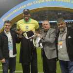 Astro da NBA vai à Arena para ver Seleção e entoa 'Vai, Corinthians'