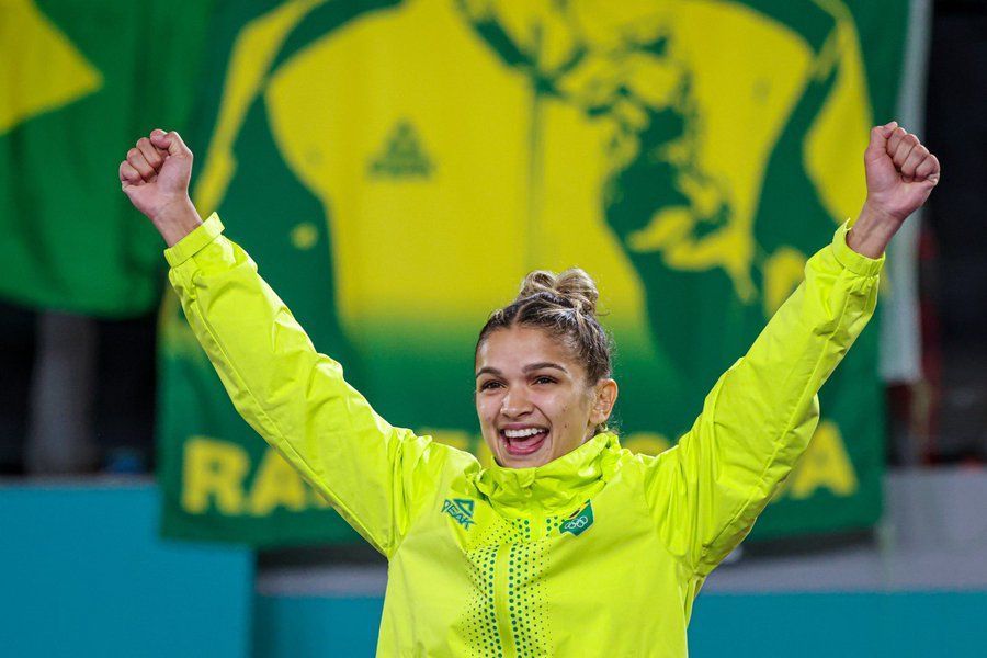 Paris 2024: Larissa Pimenta vence duas lutas e se garante na disputa por medalhas