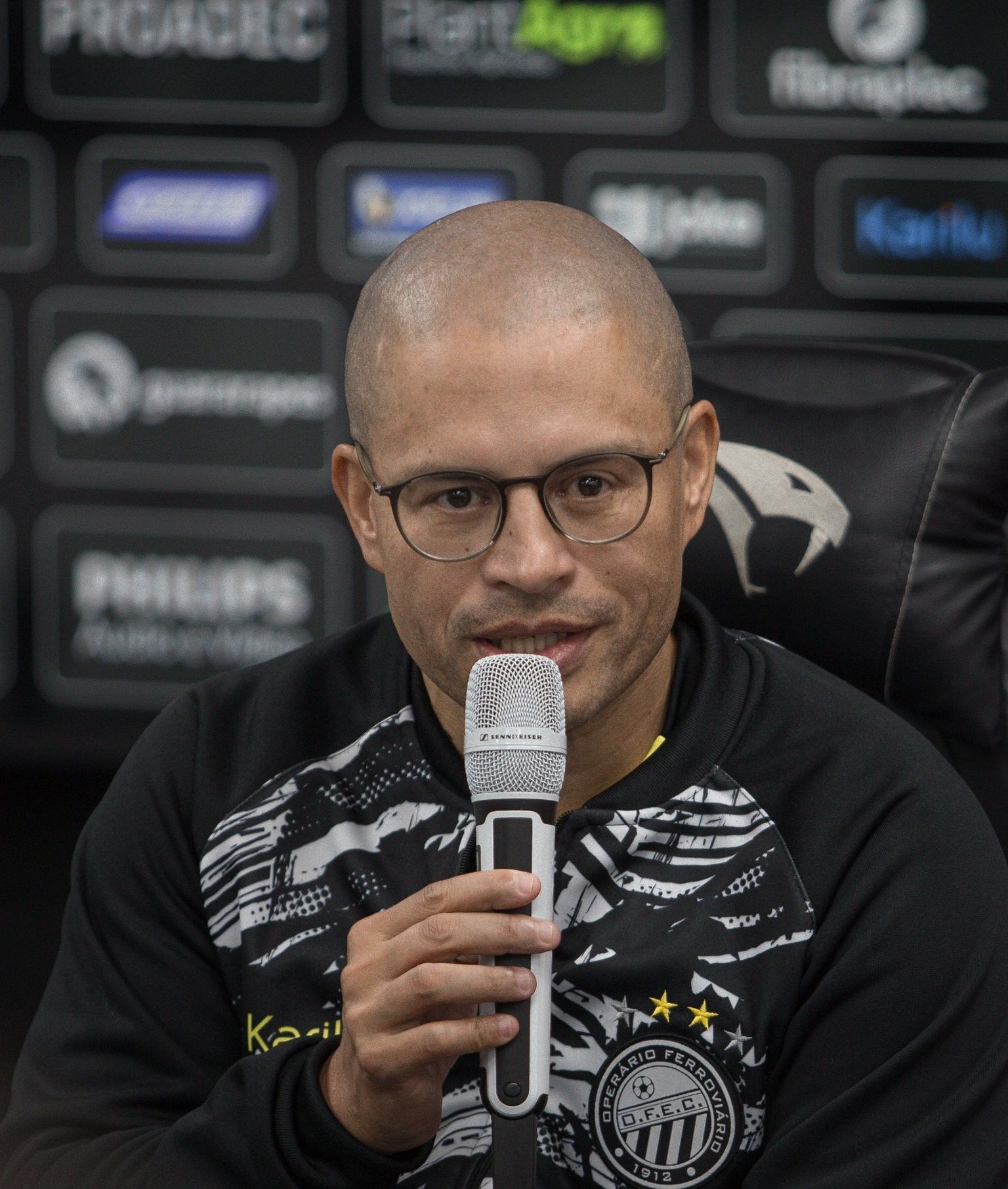 Alex manda recado sobre desconfiança quanto ao seu trabalho como treinador