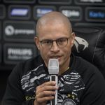 Alex manda recado sobre desconfiança quanto ao seu trabalho como treinador