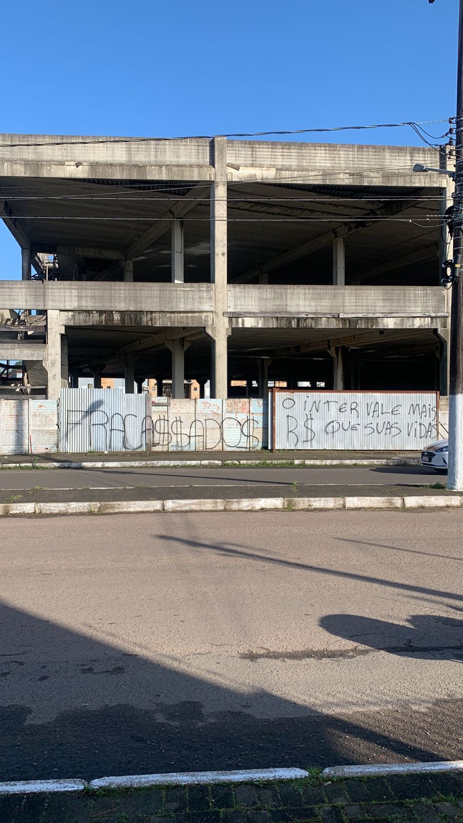 Torcedores protestam e picham no entorno do CT do Inter, em Alvorada