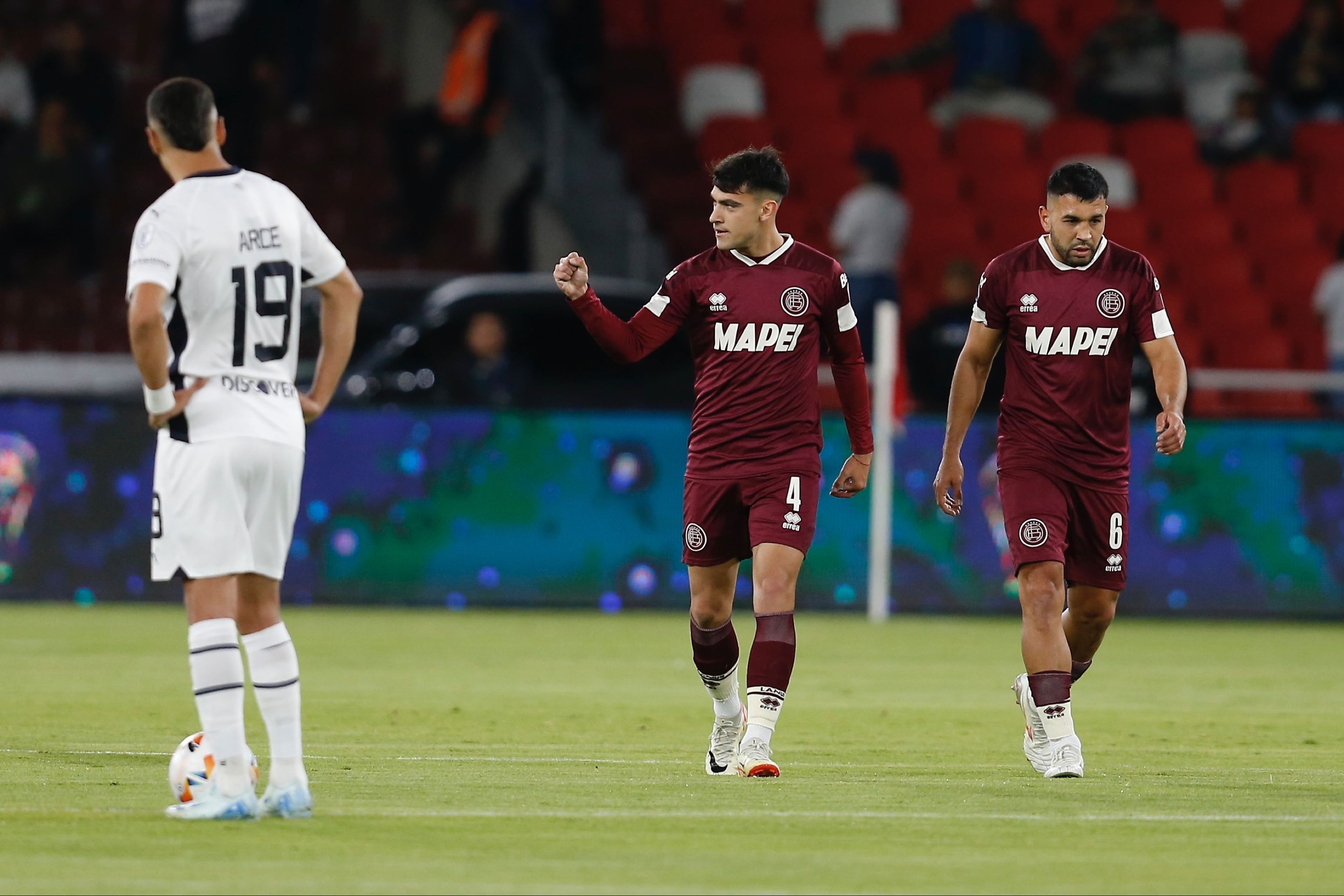 Lanús vence LDU fora de casa e fica próximo da classificação na Sul-Americana