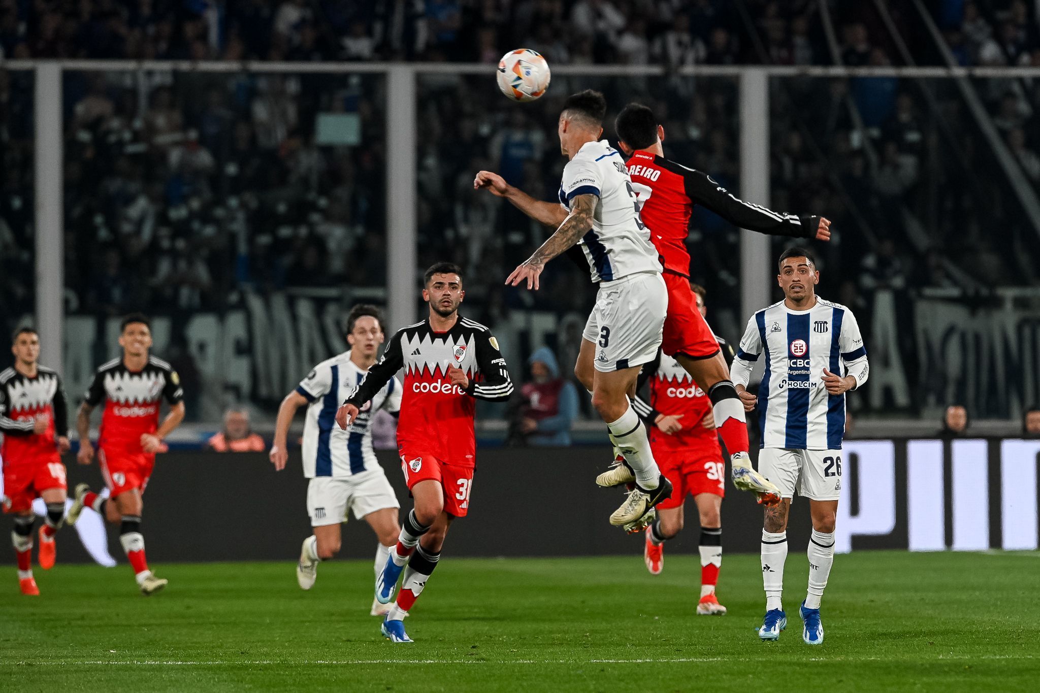 Ex-Atlético dá assistência, River vence Talleres e encaminha classificação na Libertadores