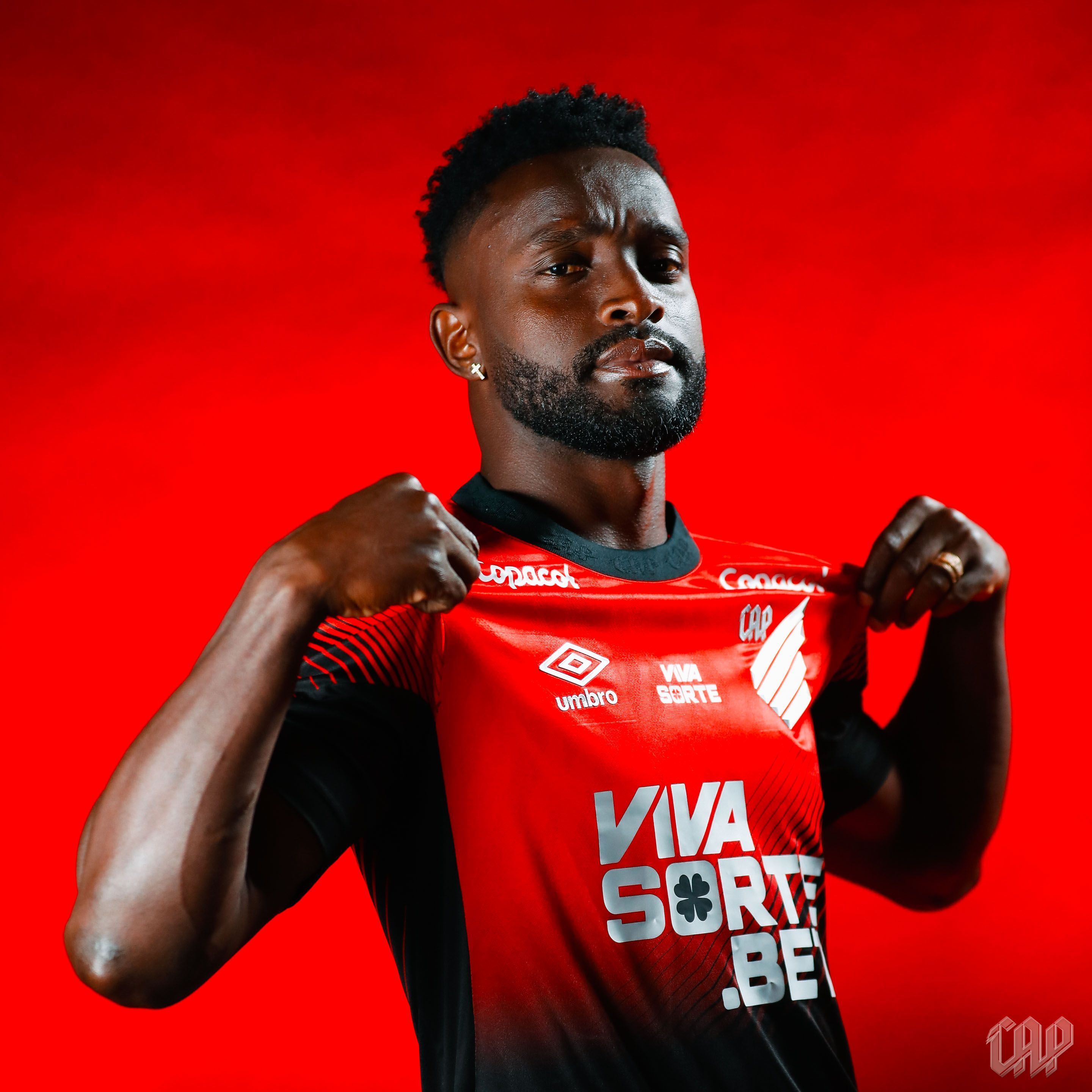 Athletico-PR anuncia a contratação de atacante ex-Corinthians e Santos