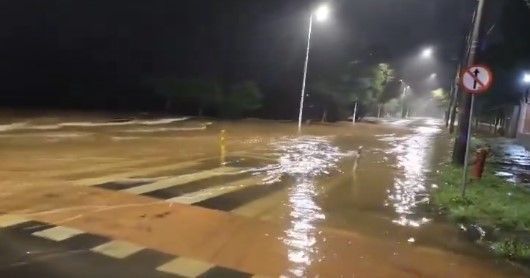 Chuva no RS: rio Guaíba transborda e bloqueia avenidas em Porto Alegre