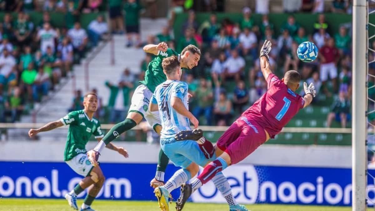 Com gol nos acréscimos, Guarani vence Londrina e 'pega elevador' na Série B