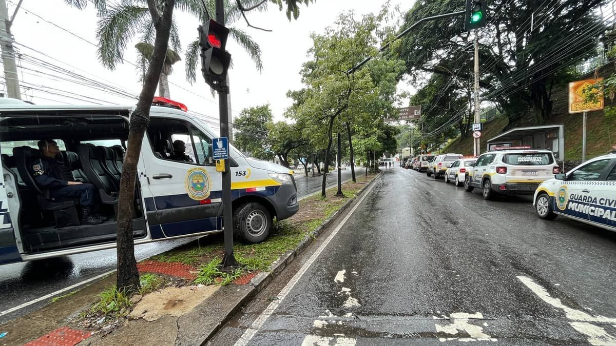 Mulher é detida na Raja, em BH; forças de segurança permanecem na via para evitar bloqueios 