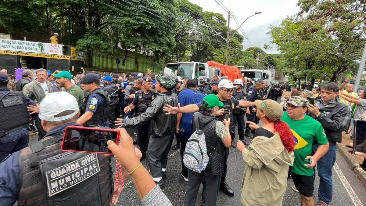 Justiça garante a empresário direito de se manifestar em frente a quartel