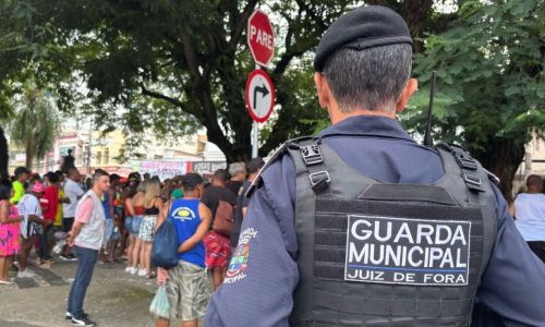 Guarda Municipal atua no desfile da Banda Daki em 2026