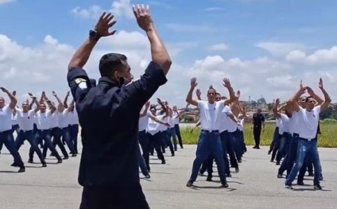Quatro assaltantes disfarçados como agentes de zoonoses invadiram uma casa nesta segunda-feira, na Região do Barreiro, em Belo Horizonte.