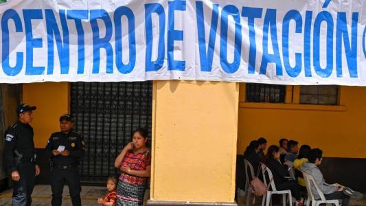 Os primeiros resultados oficiais serão conhecidos por volta das 21h00 locais (00h de segunda-feira em Brasília)